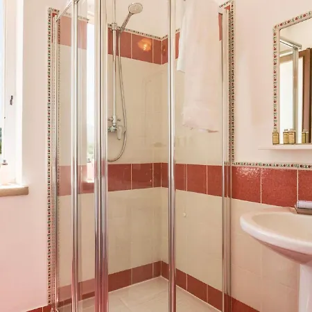 Sleeps 15 Pool Wifi Basicò